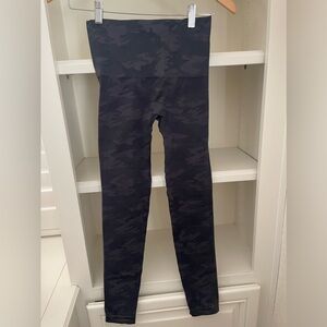 SPANX Look at Me Now Cropped Seamless Leggings M Camo